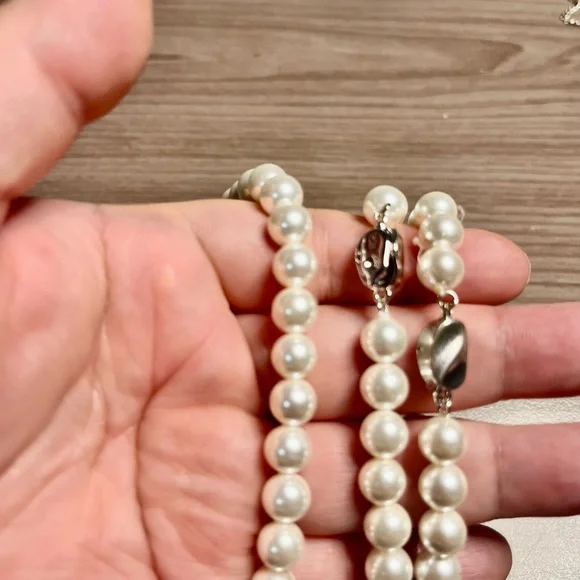Elegant Pearl Necklace and Bracelet Set - Picture 6 of 7